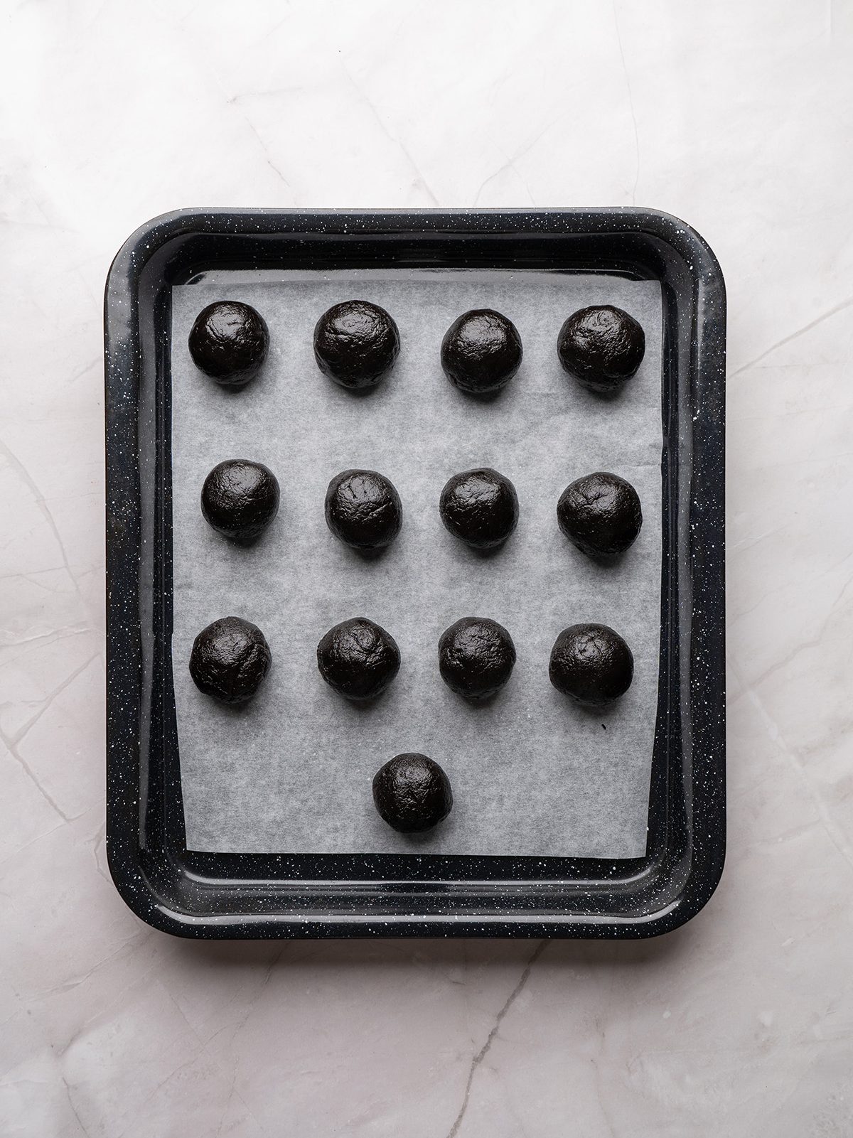 Turn classic Oreo truffles into the cutest holiday treat with these Grinch Oreo balls. They’re rich, no bake, and perfect for cookie trays, parties, and gifting. Smooth, freshly rolled Oreo truffle balls chilling on a parchment-lined baking tray before dipping.